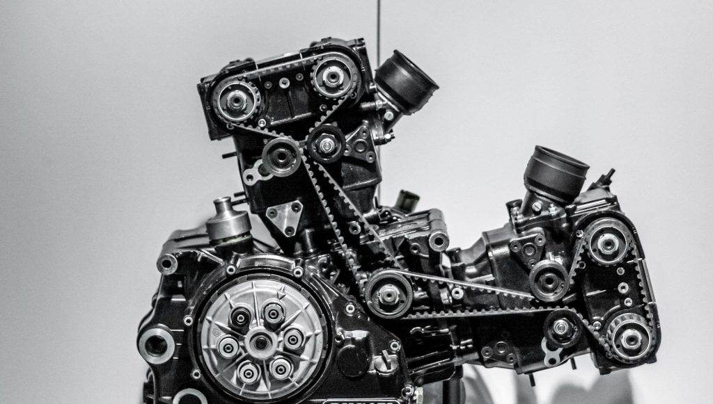 Componenti per automotive con macchinari CNC
