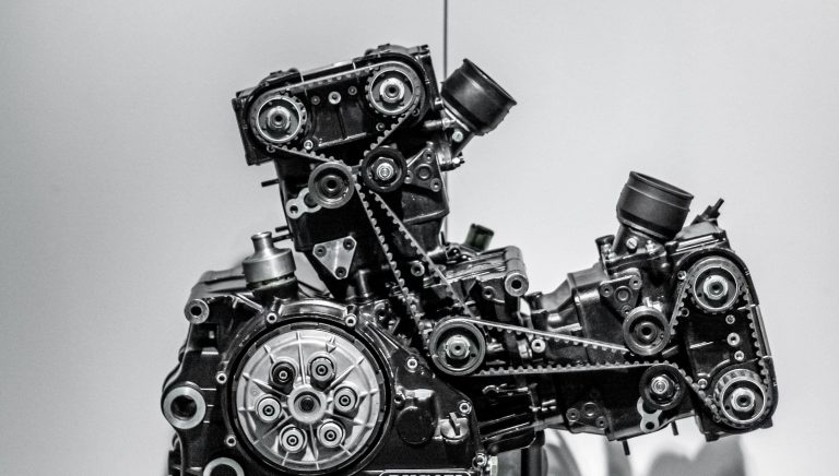 Componenti per automotive con macchinari CNC